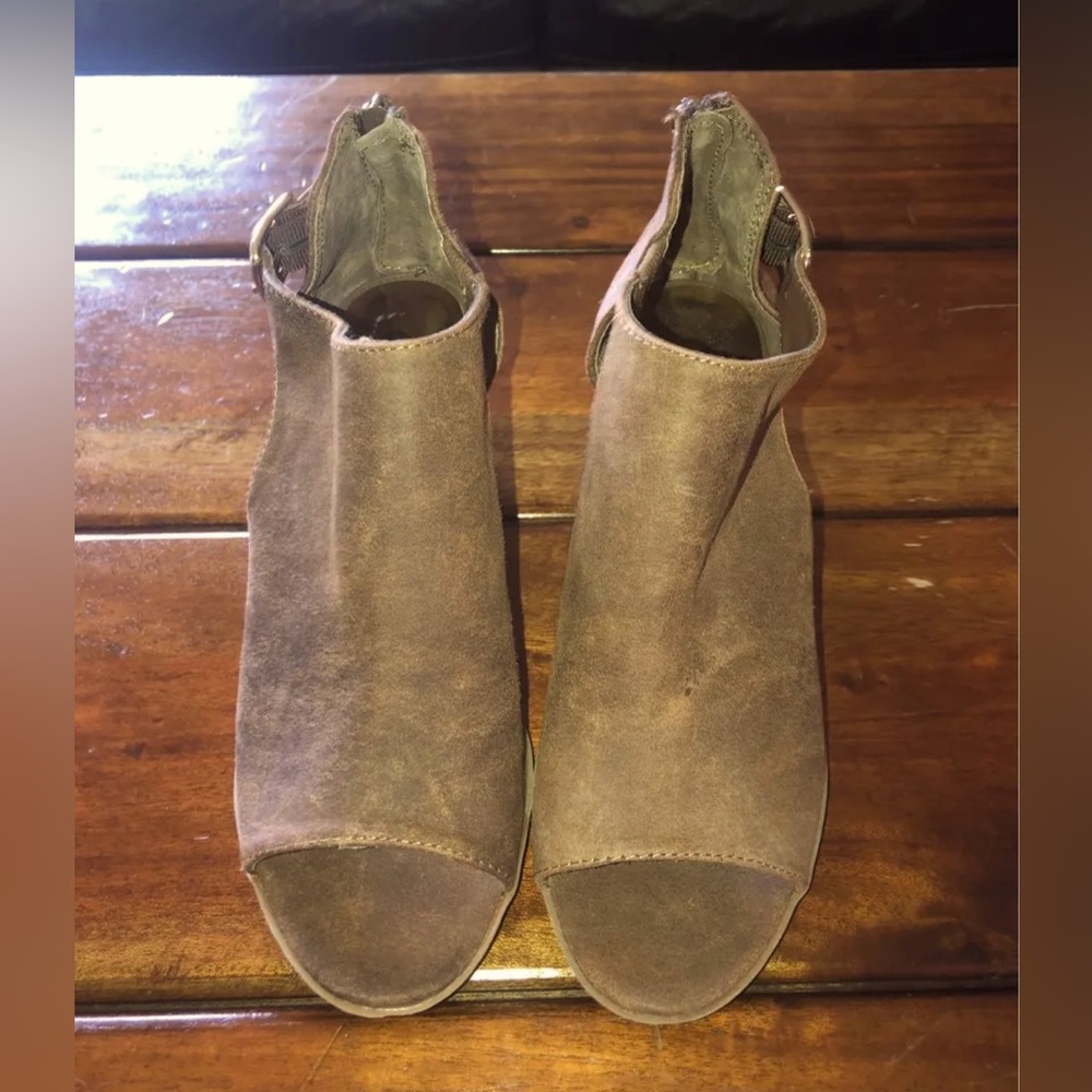 Size 6 Carlos Santana beige open toe sandals NEW